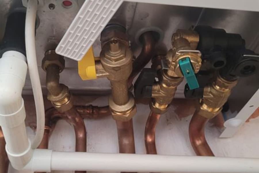 An internal filling loop with a green filling lever, used to re-pressurise a boiler with low pressure.