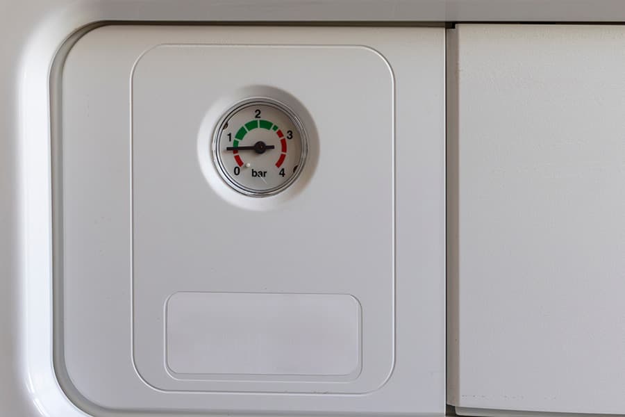 A boiler pressure gauge measuring just under 1 bar, indicating low boiler pressure.